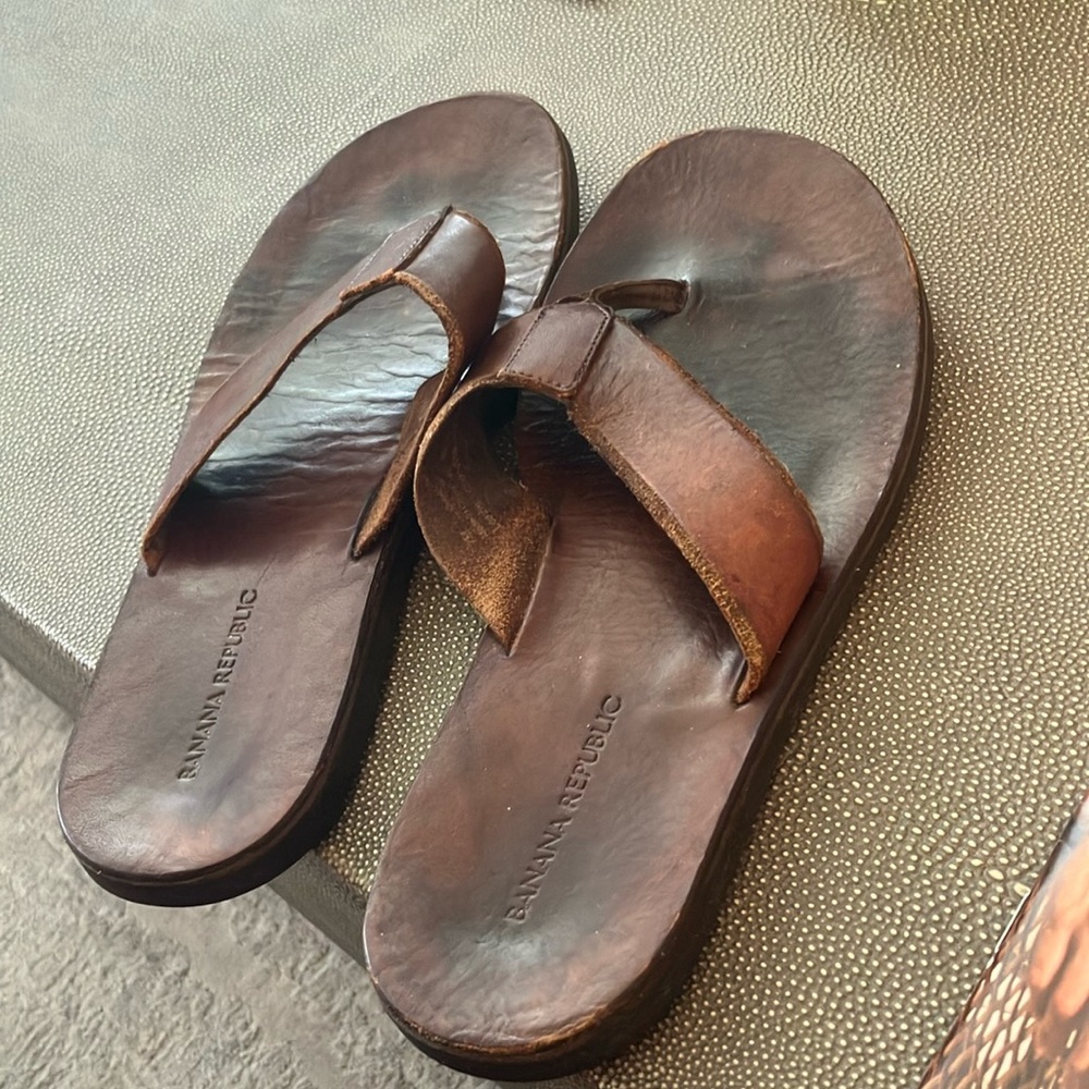Banana Republic Brown Leather Thong Sandals Mens    size 7. Made in China